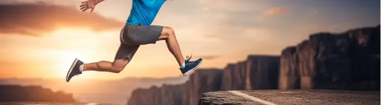 Eine Person arbeitet an einem Laptop und hält ihren Lebenslauf – Symbol für Karriereentwicklung durch Zeitarbeit